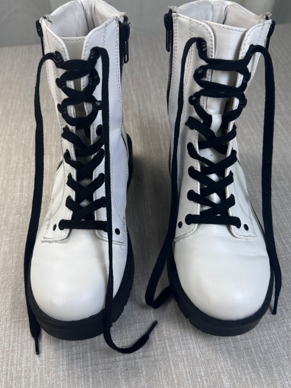 MIA White Faux Leather Combat Boots Black laces Lug Sole Zip Women s 6.5M